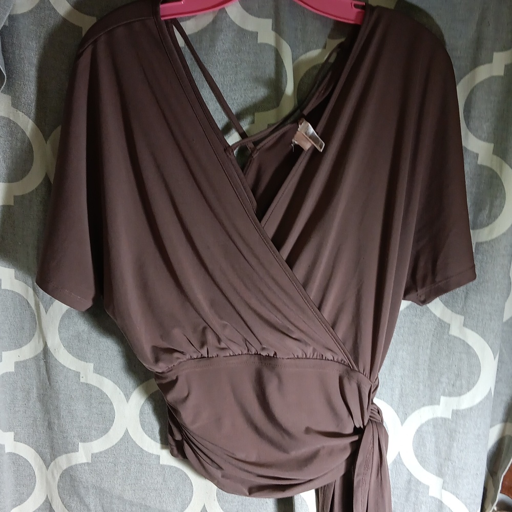 Willow & root woman's small surplice side tye shirt. V neck